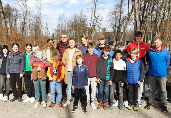 Teilnehmer und Trainer am Jugendkanal