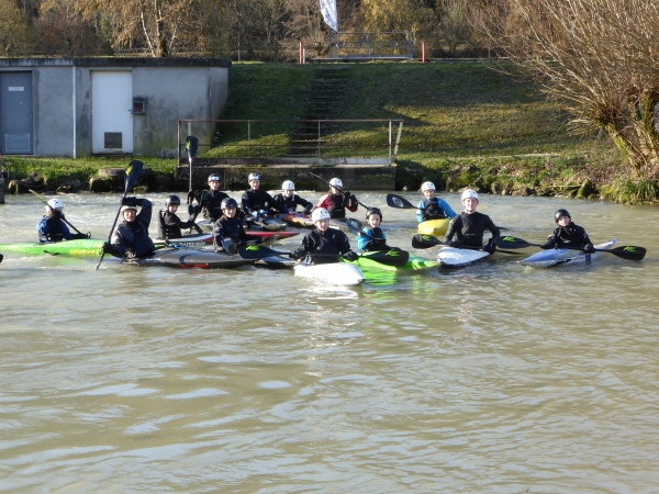 Die Sportler beim Abschlusstraining auf dem Kanal…