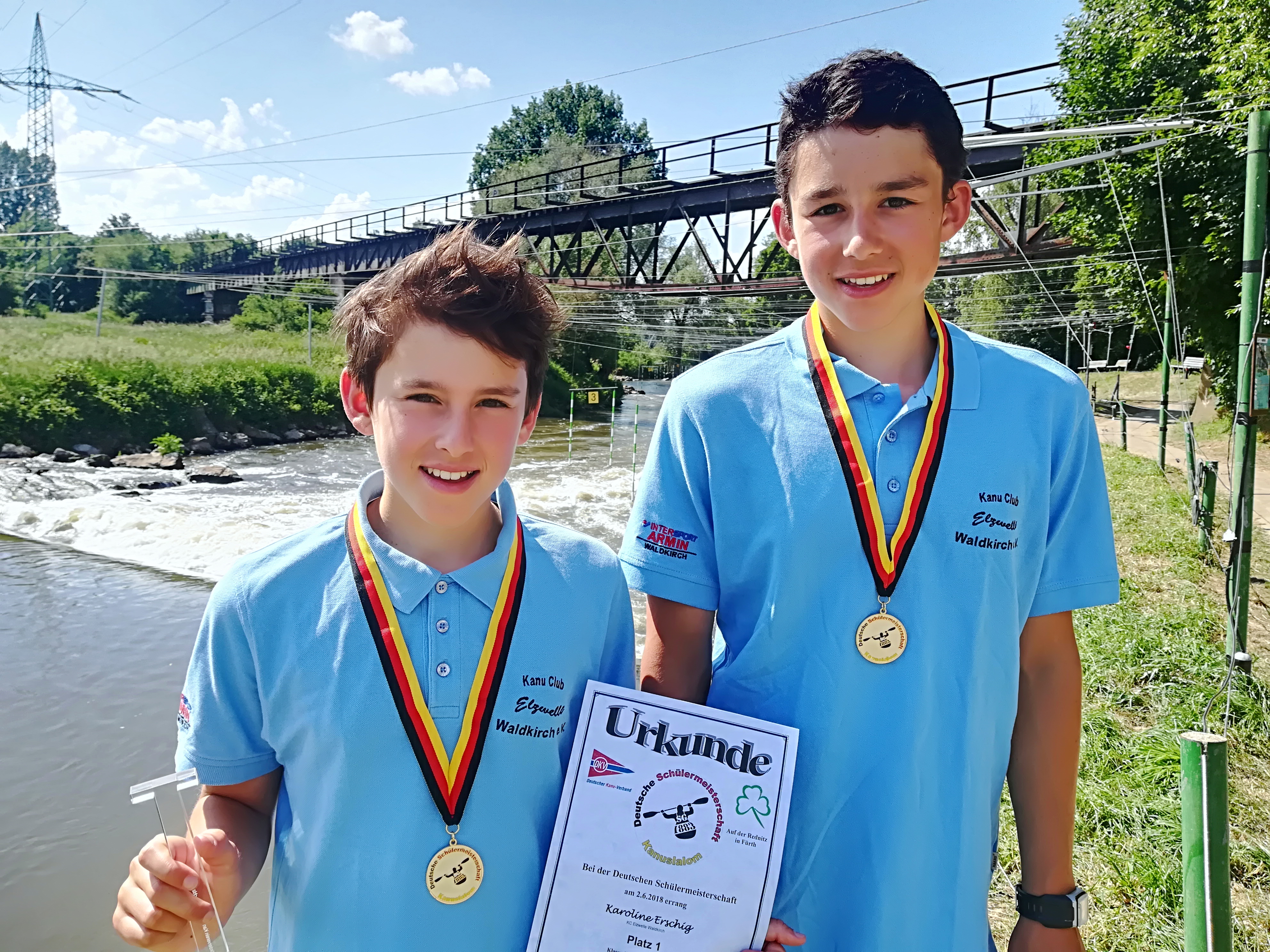 Das erfolgreiche Geschwisterpaar vom Kanu Club Elzwelle, links Karolina Erschig Platz 1 Schülerinnen B, rechts Luis Erschig Deutscher Meister Kajak Schüler A