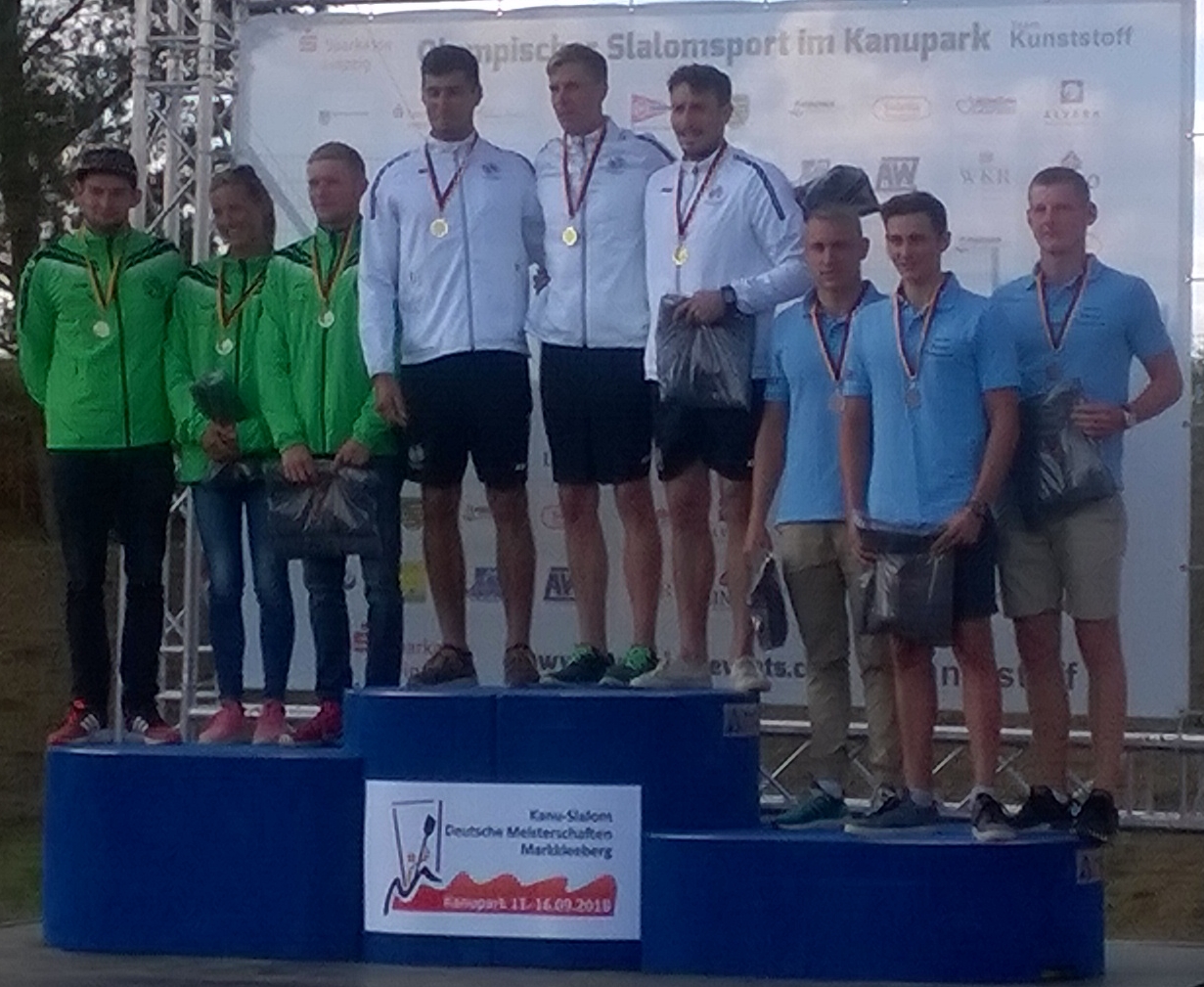 Das erfolgreiche Elzwelle Herren Team (r.) mit Bronze Team mit Fabian Schweikert, Milan Strübich und Paul Bretzinger (v.l.n.r.)